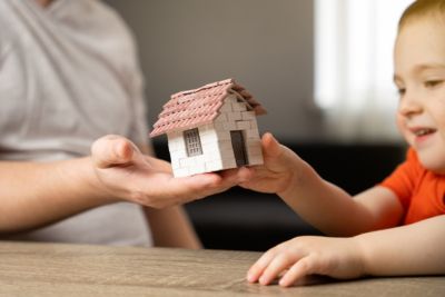 Personne planifiant la succession de son habitation à son enfant.