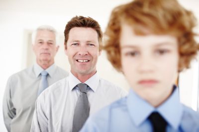 Membres d'une lignée familiale planifiant une donatation et un droit de retour.