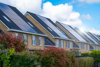 Bâtiments wallons équipés de panneaux solaires pour une meilleure performance énergétique.