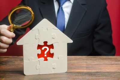 Personne inspectant les vices cachés d'une maison.