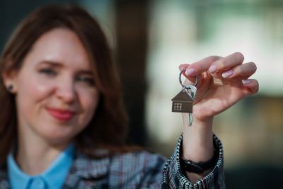 Personne ayant achet&eacute; un bien immobilier avec l'aide d'un notaire.