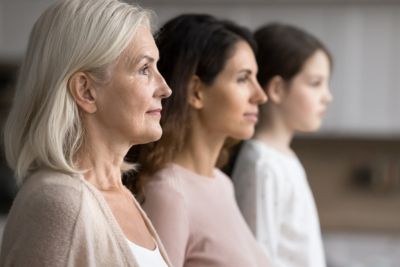 Femme planifiant sa donation avec la clause de residuo.