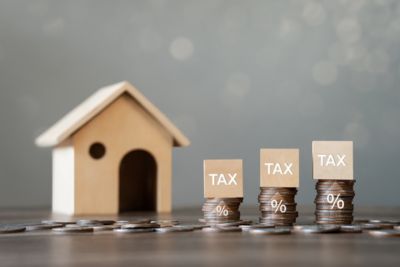 Personne payant son pr&eacute;compte immobilier.