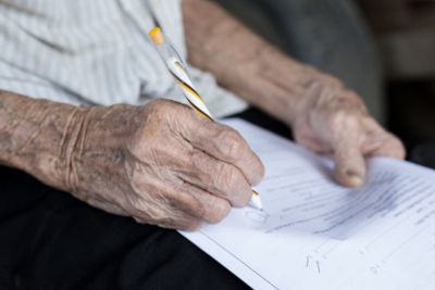 Personne r&eacute;digeant une d&eacute;claration anticip&eacute;e avec un notaire.