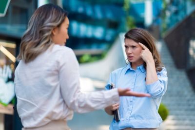 Personnes se disputant sur la d&eacute;mission d'une actionnaire.