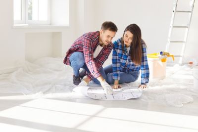 Personne remettant &agrave; neuf un appartement pour le vendre.