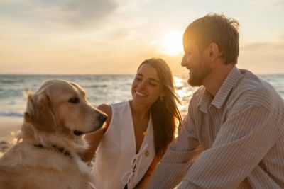 Couple de personnes vivant en cohabitation avec leur chien.