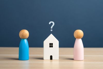 Personnes se demandant ce qu'il va advenir de leur logement apr&egrave;s leur s&eacute;paration.