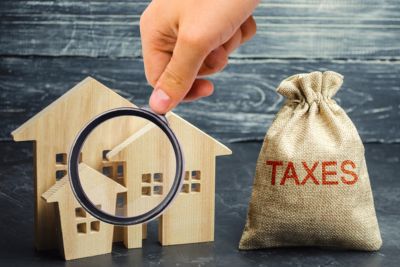 Personne calculant les taxes sur son bien immobilier.