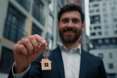 Marchand de biens proposant un immeuble &agrave; la vente.