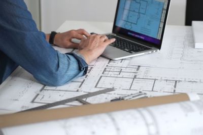 Personne se renseignant sur ses droits dans le domaine de l'immobilier.